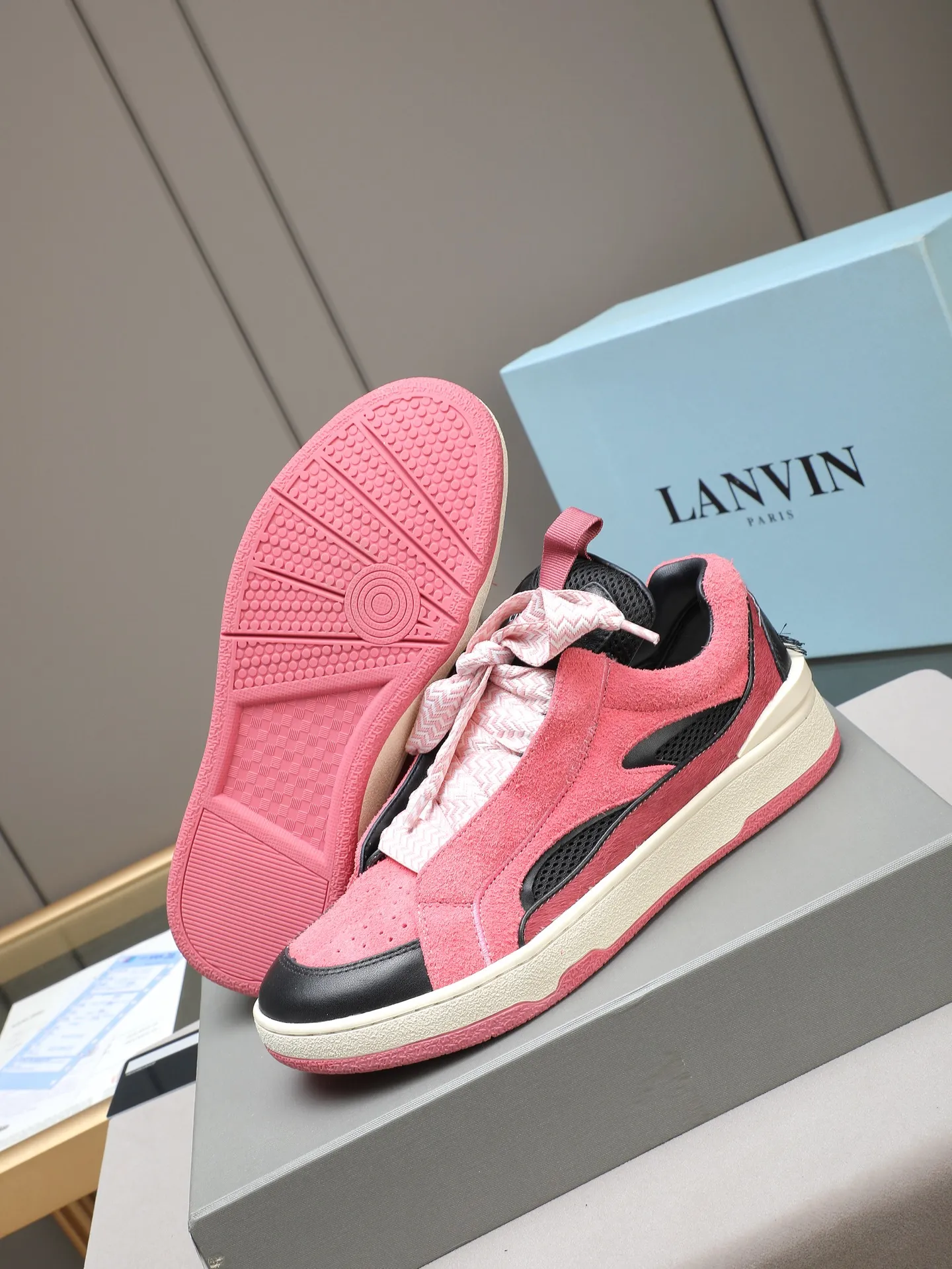 Men's shoes 💰640 [LANVIN] The latest fashionable item! High quality CLAY series‼ ️ The latest trendy products of the season 🌈Many bloggers have planted grass and purchased the original open-mold customization. The upper and outsole are sewn with mark threads without edge sealing. Multiple material splicing combination design. Very versatile for fashionable and casual wear. Comfortable on the feet. Self-recommended. Upper cowhide + cow suede + breathable mesh lining. Foot-padding cowhide. Exclusive original open-mold clear logo rubber outsole ⚠️38-44 (customized for 45)